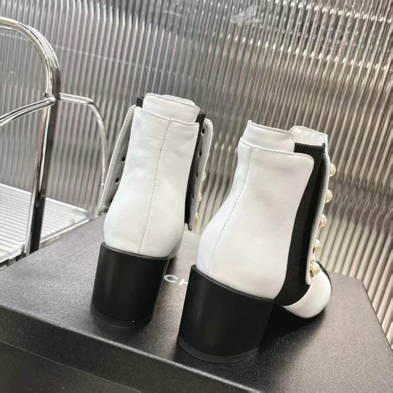 👟👟Ex-factory price 680👟👟 (top version) 𝗖𝗛𝗔𝗡𝗘𝗟𝟐5 years of Chanel𝐅𝐖Must-have for autumn and winter rhombus motorcycle boots Martin boots Xiaoxiangjia's super classic motorcycle boots sweet and cool shape can easily increase the height of the foot and elongate the legs. It is fashionable and fashionable with pearls One-to-one reproduction of the original 👟Material: First-layer cowhide ▪️Heel height: 6.5𝐜𝐦 ▪️Lining: sheepskin ▫️𝐒𝐢𝐳𝐞:𝟑𝟓-𝟒𝟏𝐌(𝟒𝟎, 𝟒𝟏 customization is not returnable) ▪️Sole: original 1:1 molded leather outsole ▫️Color: black, white, apricot (three colors included) ▪️Combined with original full set of packaging📦